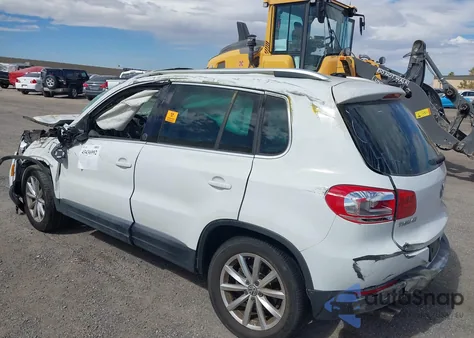 2017 Volkswagen Tiguan 2.0T Wolfsburg Edition z USA, uszkodzony, nr VIN WVGRV7AX8HK019095